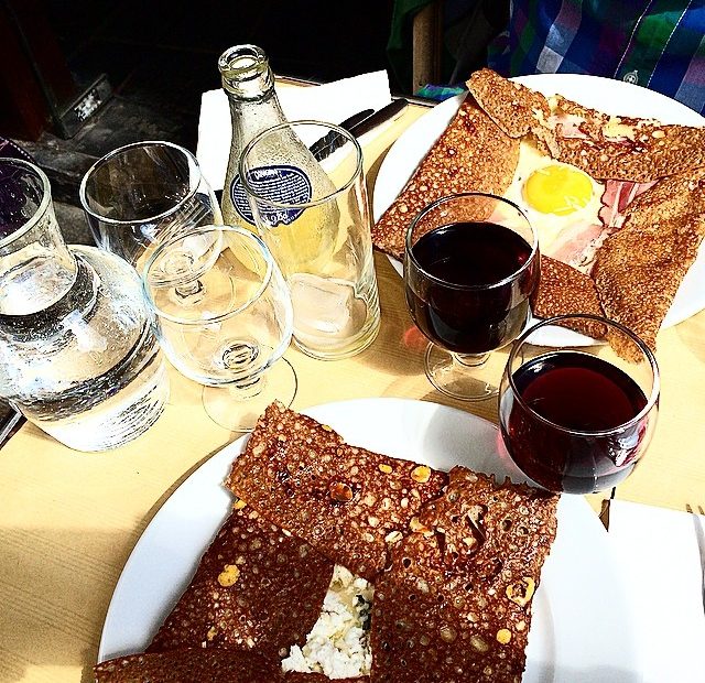 Crepes En Paris Con Vino Beaujolais