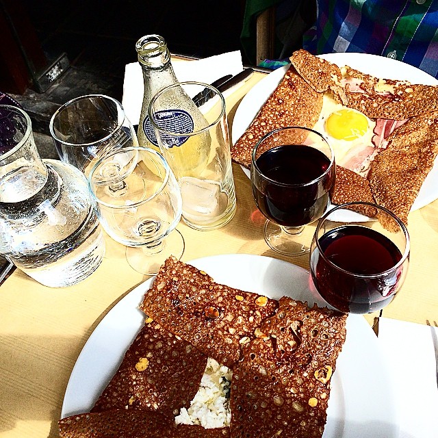 Crepes En Paris Con Vino Beaujolais