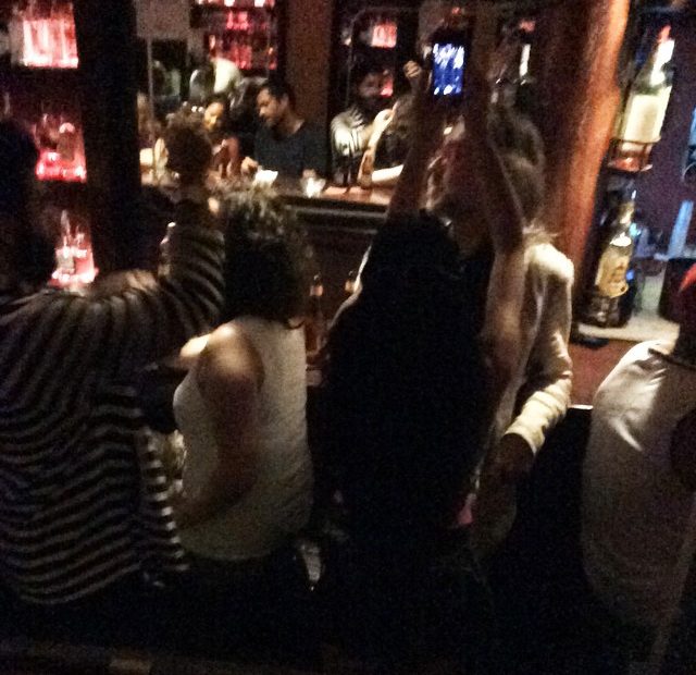 De Copas Victor Amela Y Roser Amills En El Copetin Del Born