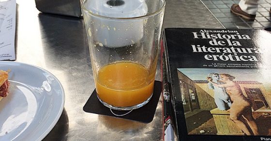 Desayuno Y Libros En La Farga Cerca De Catalunya Radio