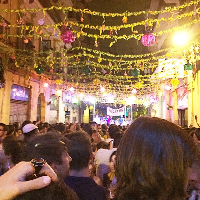 Calle Puigmartí decorada durante las Festes de Gràcia