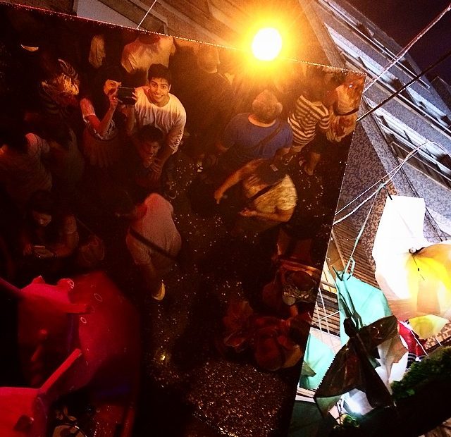 Festes De Gracia Selfie Roser Amills Con Sus Hijo Espejo