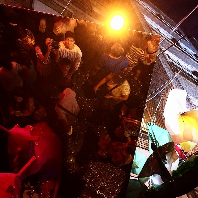 Reflejo de la multitud en las Festes de Gràcia, Barcelona, agosto de 2014
