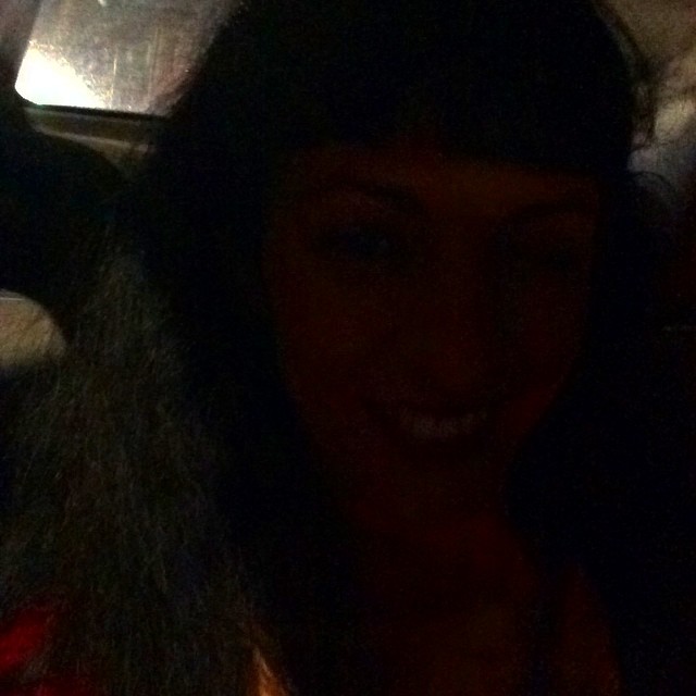 Selfie oscuro de Roser Amills en un taxi