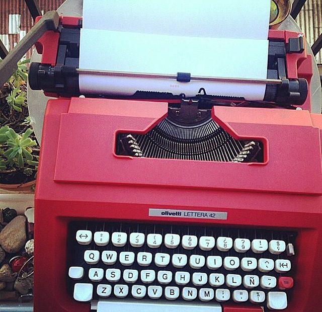 Foto Maquina De Escribir Roja De Roser Amills