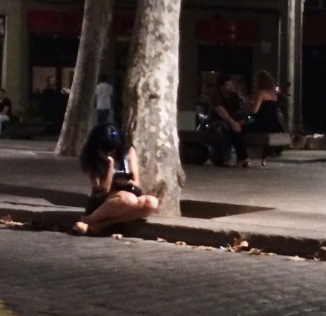 Foto Roser Amills Sentada En La Calle Paseo Del Born