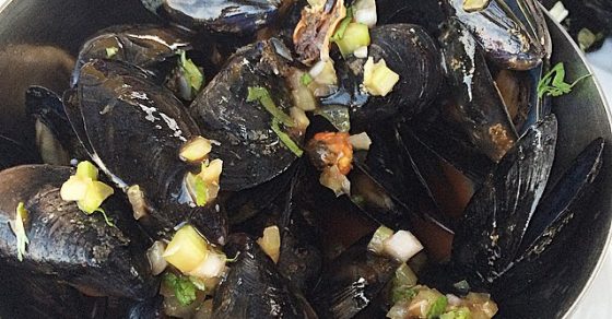 Mejillones Al Vapor En La Playa