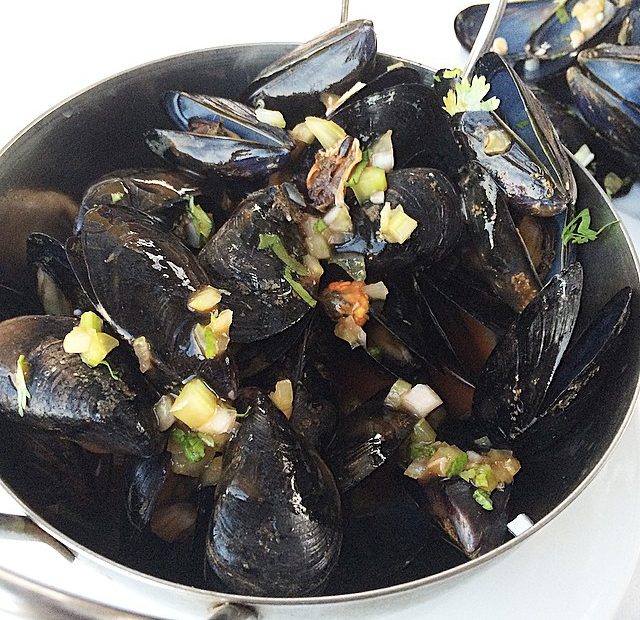 Mejillones Al Vapor En La Playa