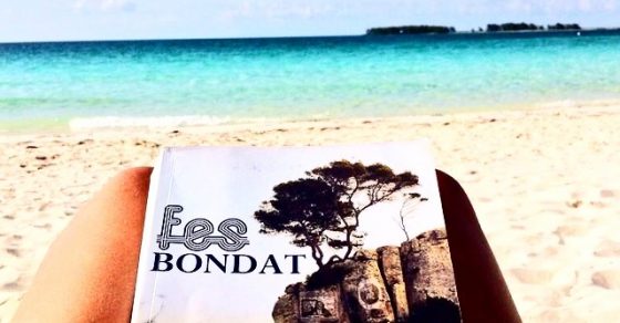 Novela Fes Bondat De Roser Amills Foto Lectora En La Playa Arena Blanca