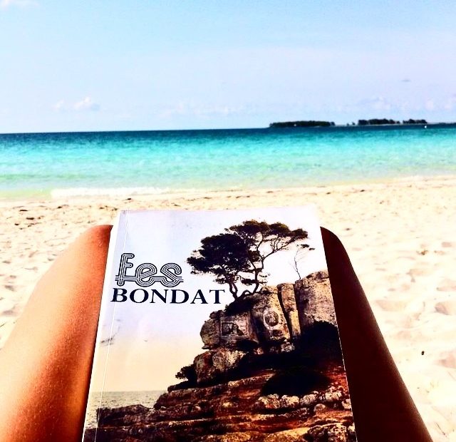 Novela Fes Bondat De Roser Amills Foto Lectora En La Playa Arena Blanca