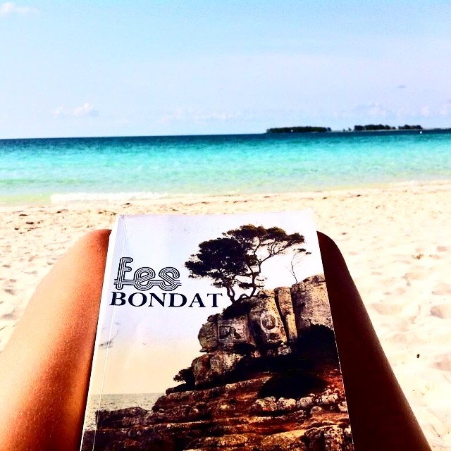 Novela Fes Bondat De Roser Amills Foto Lectora En La Playa Arena Blanca
