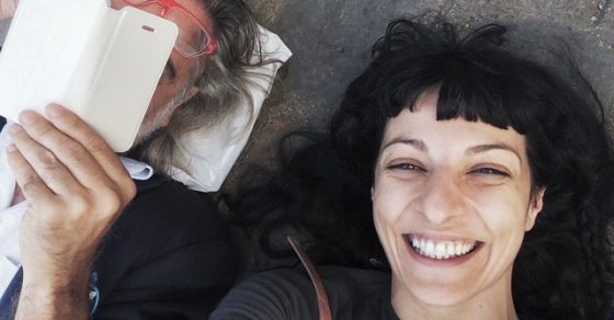 Pareja Roser Amills Y Victor Amela Tumbados En La Calle Viaje A Chartres