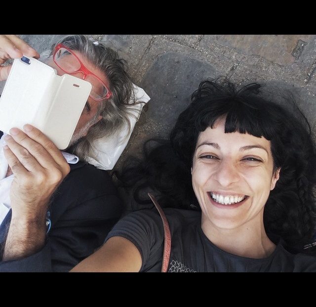 Pareja Roser Amills Y Victor Amela Tumbados En La Calle Viaje A Chartres