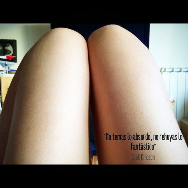 Piernas con la frase de Isak Dinesen superpuesta