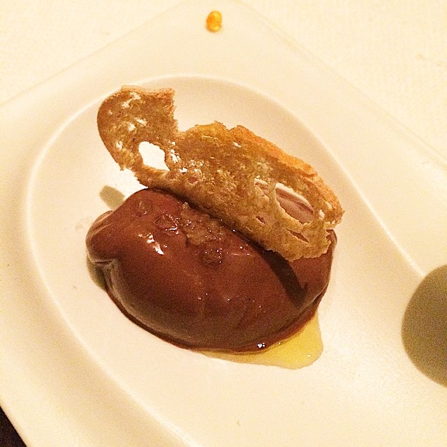 Postre de chocolate con una teja crujiente