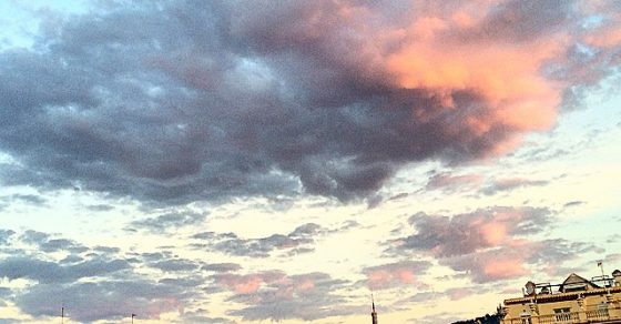 puesta de sol nubes rojas barri de gracia mercat de l'abaceria barcelona