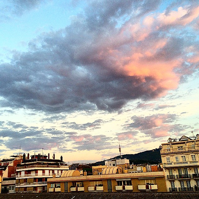puesta de sol nubes rojas barri de gracia mercat de l'abaceria barcelona
