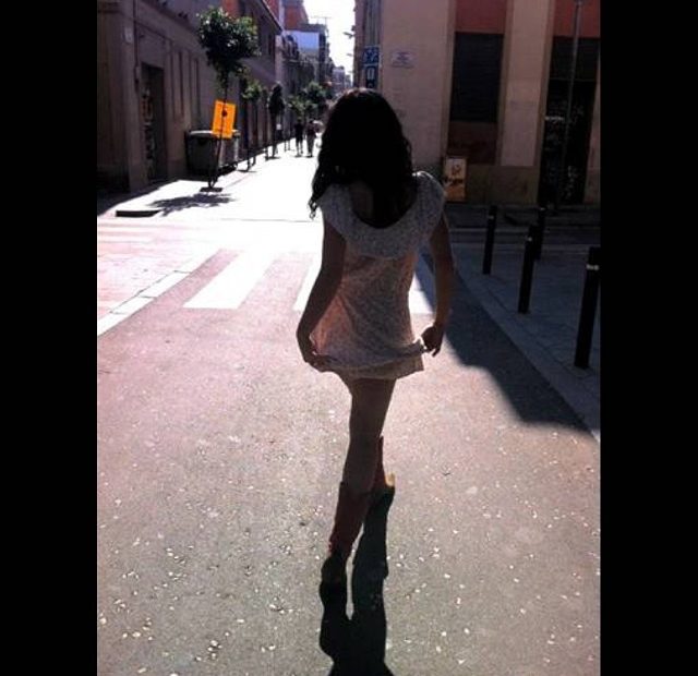 roser amills camina por calle de gracia camperas sendra