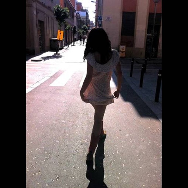 roser amills camina por calle de gracia camperas sendra