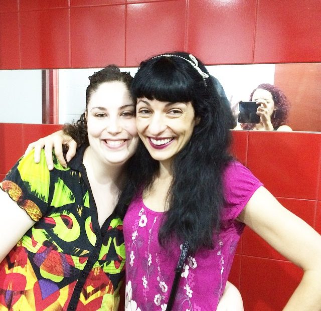 Roser Amills Con Una Fan En El Almo2bar Barri De Gracia