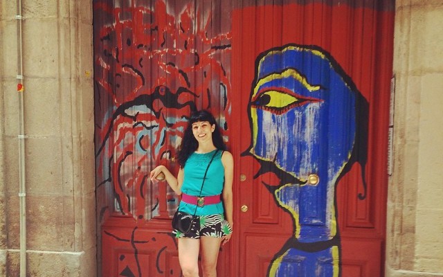 roser amills delante de la puerta del estudio de antonio beneyto