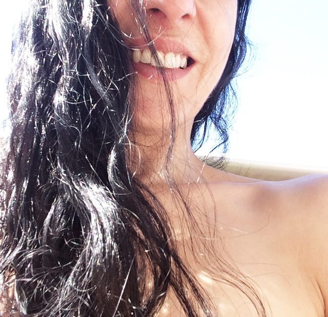 Roser Amills Desnuda Selfie Playa Primer Plano