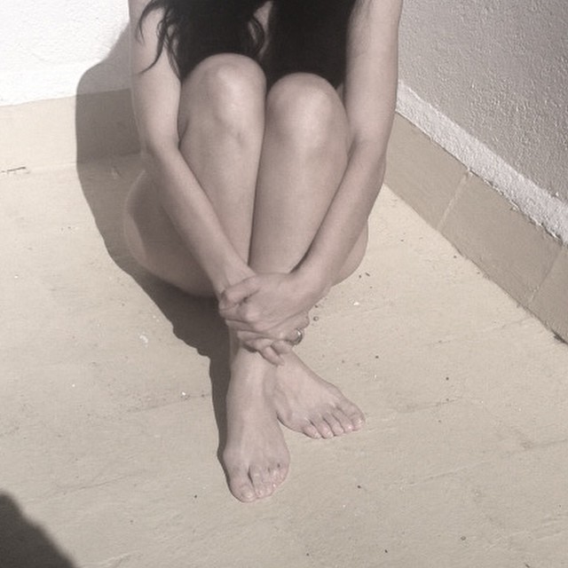 roser amills desnuda rodillas