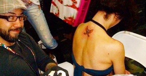 Roser Amills Durante El Tatuaje Mariposa Espalda De Darren Brass