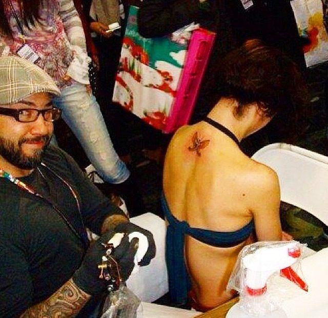 Roser Amills Durante El Tatuaje Mariposa Espalda De Darren Brass