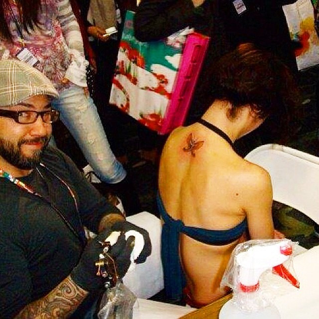 Roser Amills Durante El Tatuaje Mariposa Espalda De Darren Brass