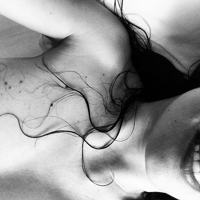 roser amills en blanco y negro selfie desnuda pecas