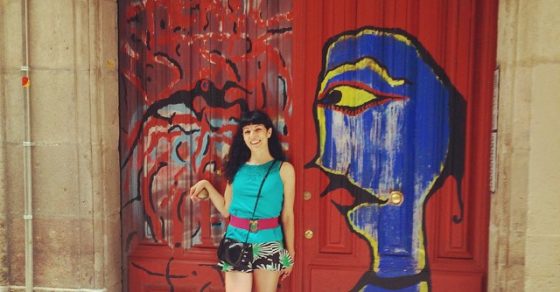 Roser Amills Frente Al Portal Del Estudio De Antonio Beneyto Con Grafitti Pintado Por El