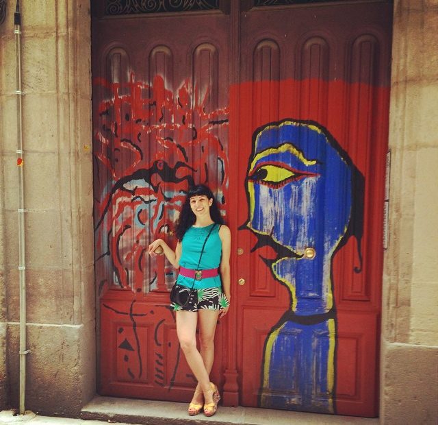 Roser Amills Frente Al Portal Del Estudio De Antonio Beneyto Con Grafitti Pintado Por El