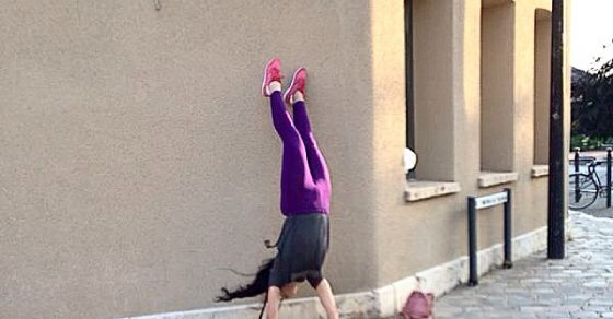 Roser Amills Hace El Pino Frente A La Catedral De Chartres
