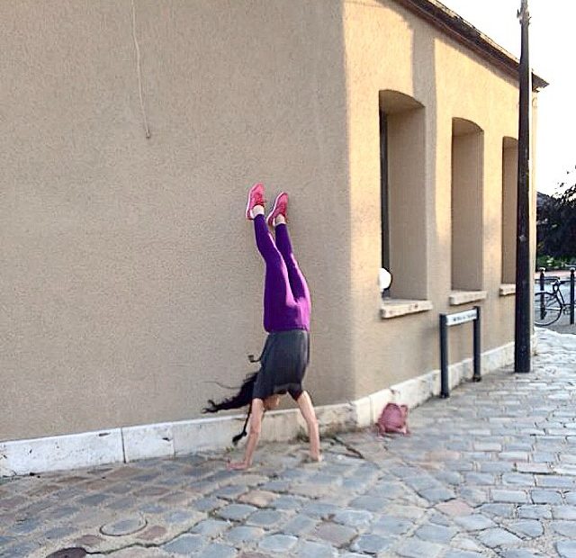 Roser Amills Hace El Pino Frente A La Catedral De Chartres