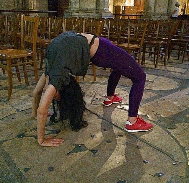 Roser Amills Hace El Puente En La Catedral De Chartres