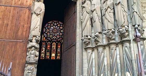 roser amills haciendo el puente portal de la catedral de chartres