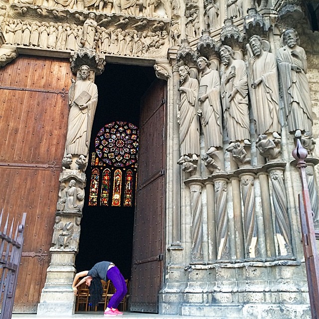 roser amills haciendo el puente portal de la catedral de chartres