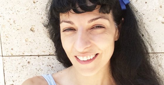 Roser Amills Selfie Diadema Azul En Barcelona