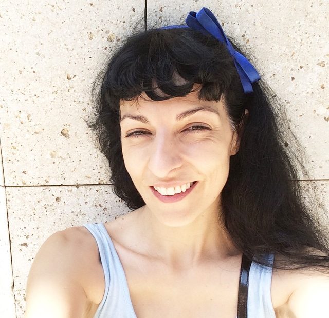 Roser Amills Selfie Diadema Azul En Barcelona