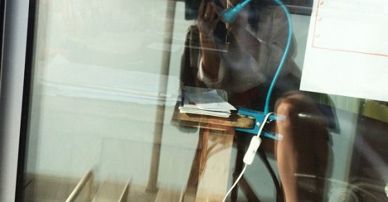 Roser Amills Selfie En Una Ventana Poblenou