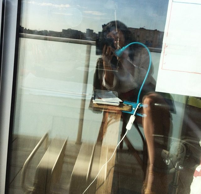 Roser Amills Selfie En Una Ventana Poblenou