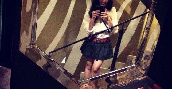 Roser Amills Selfie Minifalda Reflejo Espejo Escalera