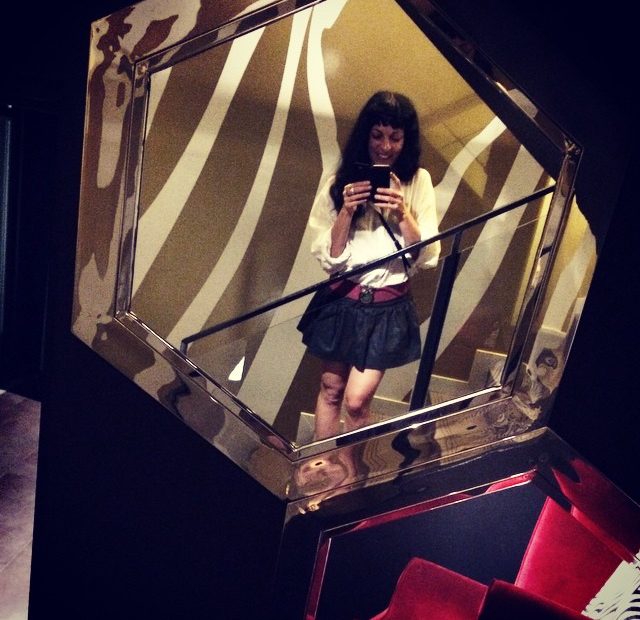 Roser Amills Selfie Minifalda Reflejo Espejo Escalera