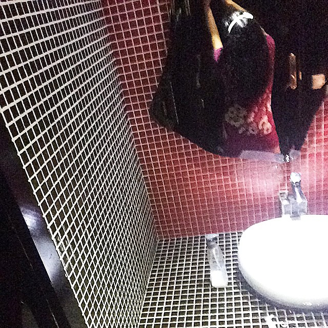 roser amills selfie vestido de flores lavabo