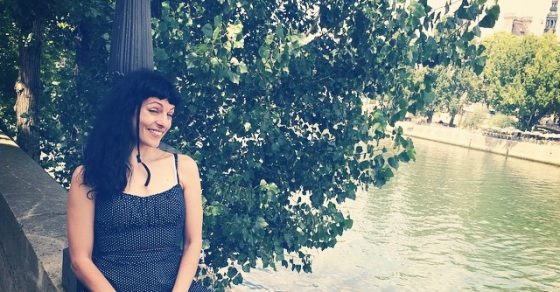 Roser Amills Sentada En El Puente Del Sena En Paris Foto De Victor Amela