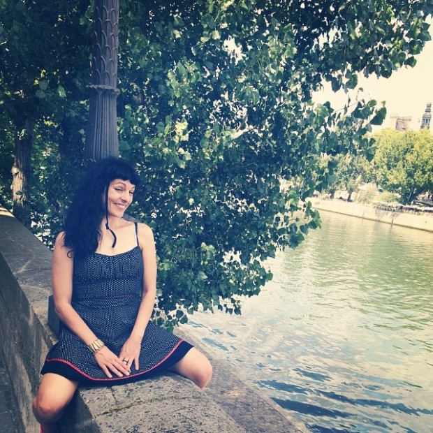 roser amills sentada en el puente del sena paris, foto de victor amela