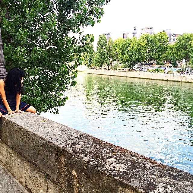 Roser Amills Sentada En El Sena Paris Fotografia De Victor Amela