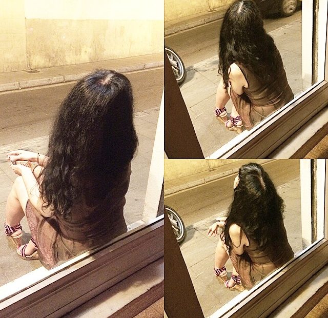 roser amills sentada en la calle secuencia de fotos