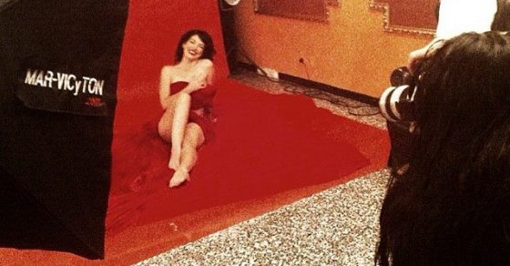 Roser Amills Sesion De Fotos Homenaje A Marilyn Monroe Plato Terciopelo Rojo